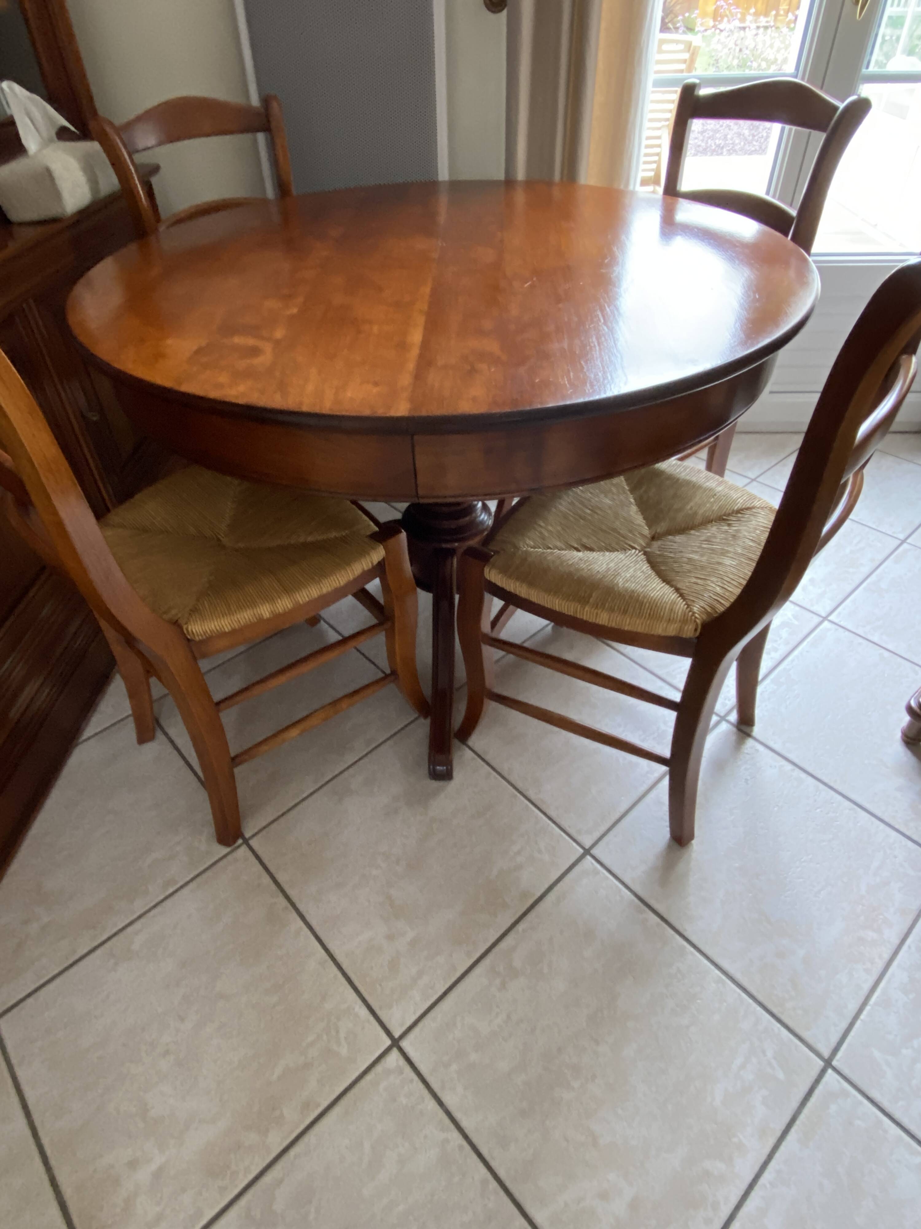 Table ronde a pied central en merisier massif