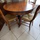 Table ronde a pied central en merisier massif