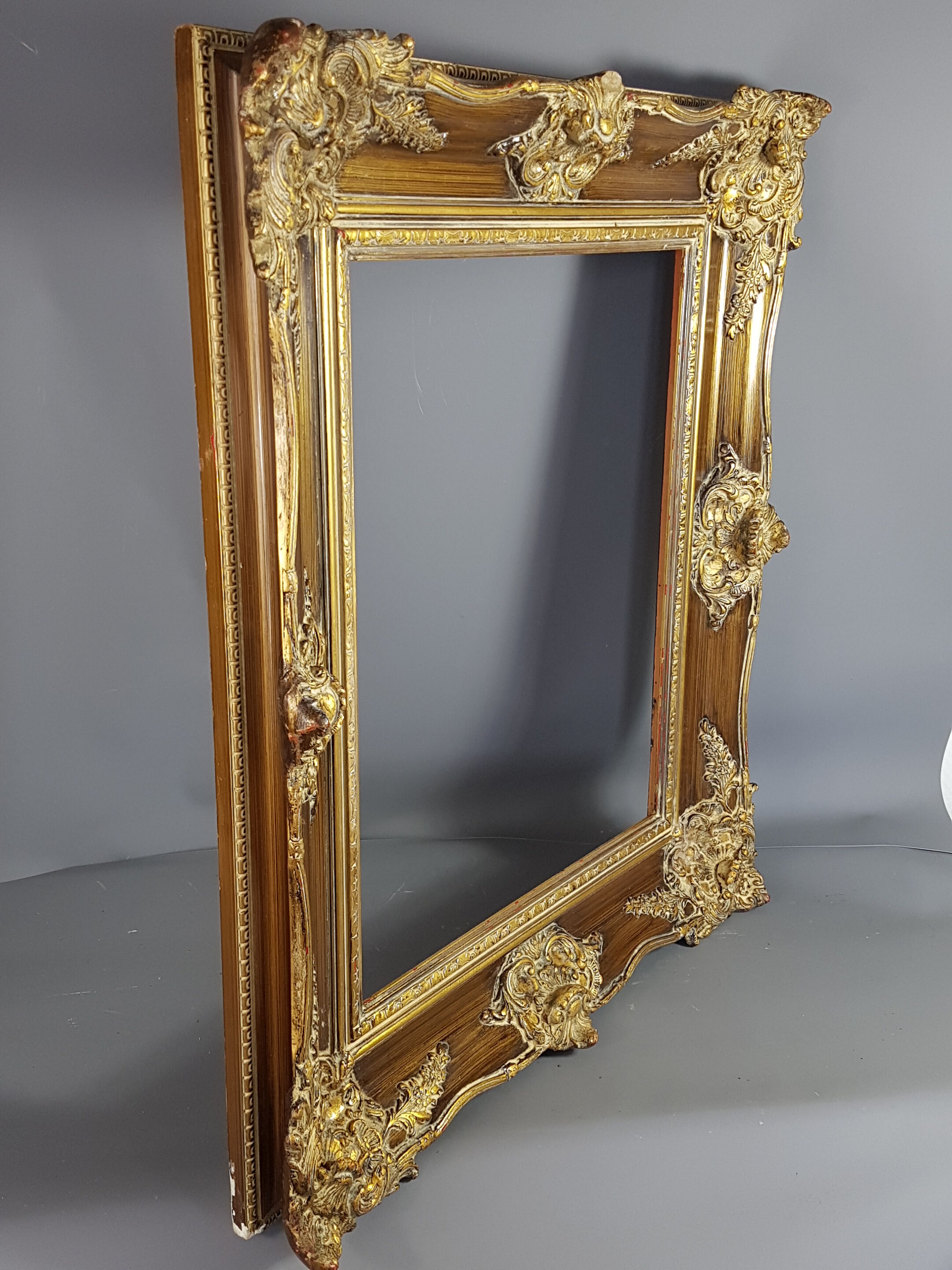 Large frame Louis XV style wood and gilded stucco patinated 78x69 cm, leaf: 55.5x46.5 cm