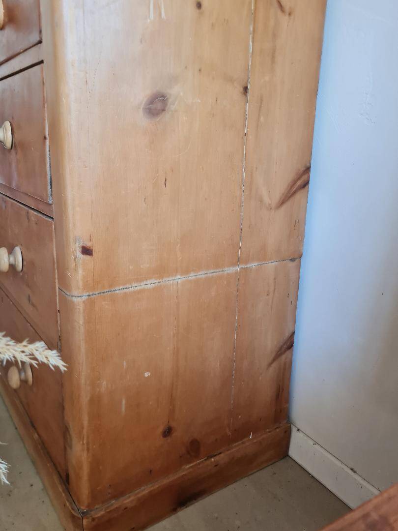 Antique English-style chest of drawers