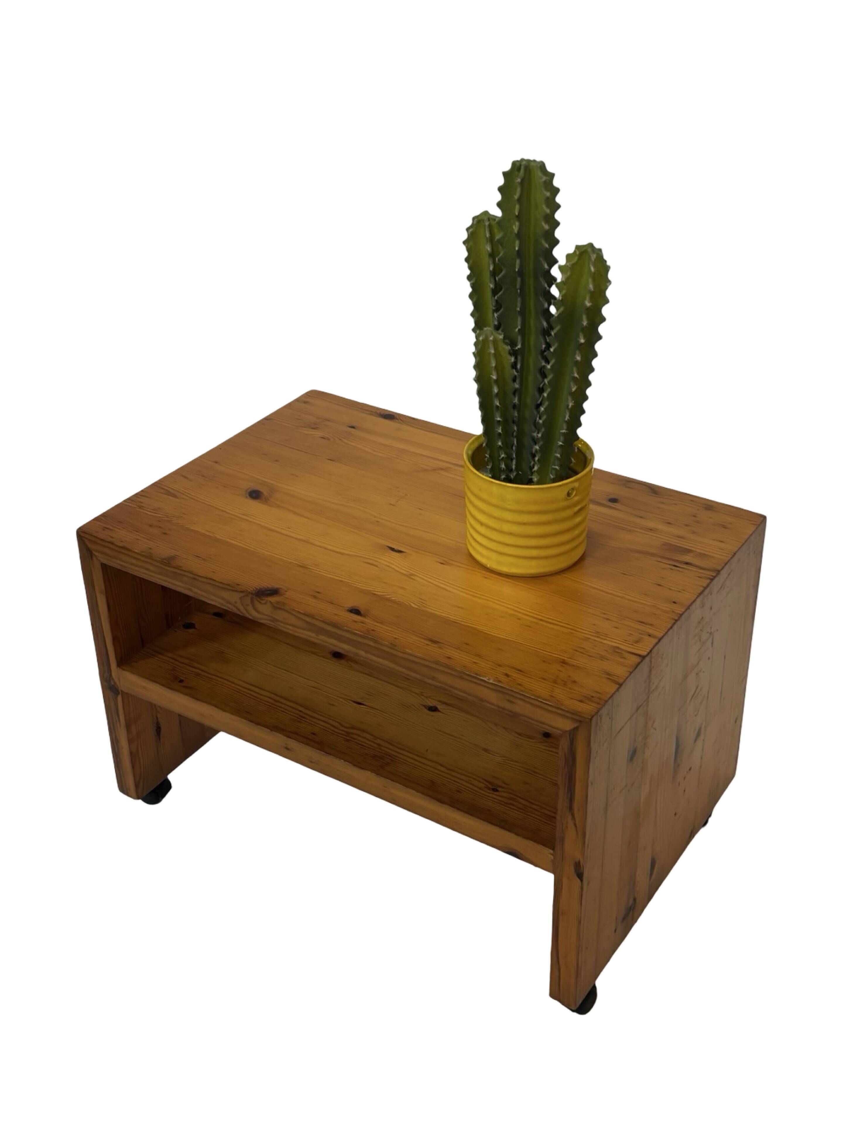 Table de chevet en pin, années 70