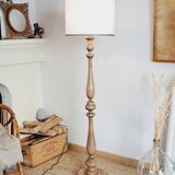 Vintage floor lamp in turned wood with aged effect.