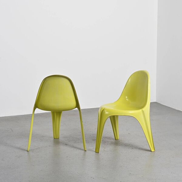 Paire de chaises tripodes en fibre de verre jaune par Walter Frey, vers 1968