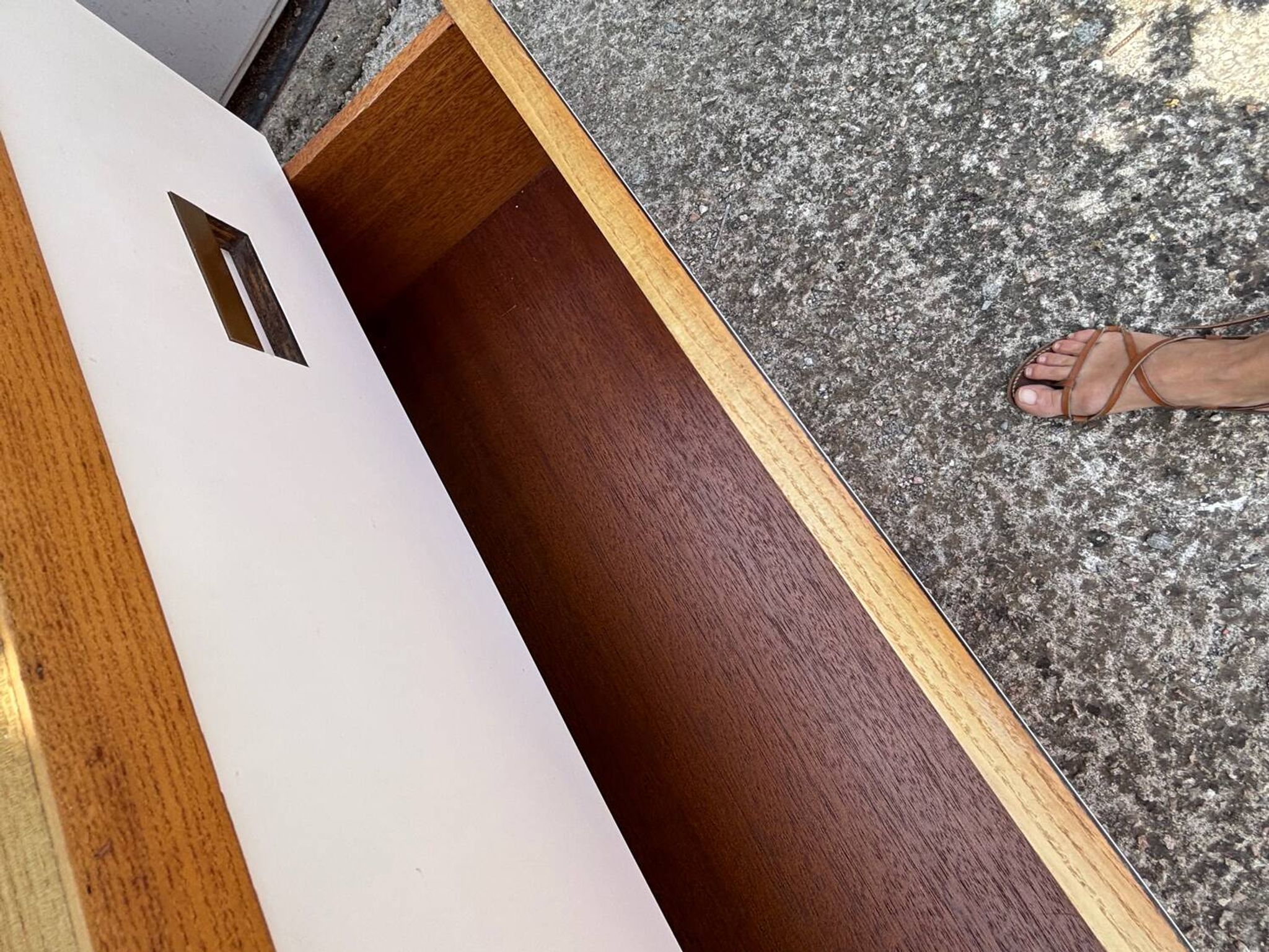 Commode années 70 chêne, laiton et placage blanc cassé