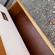 Commode années 70 chêne, laiton et placage blanc cassé
