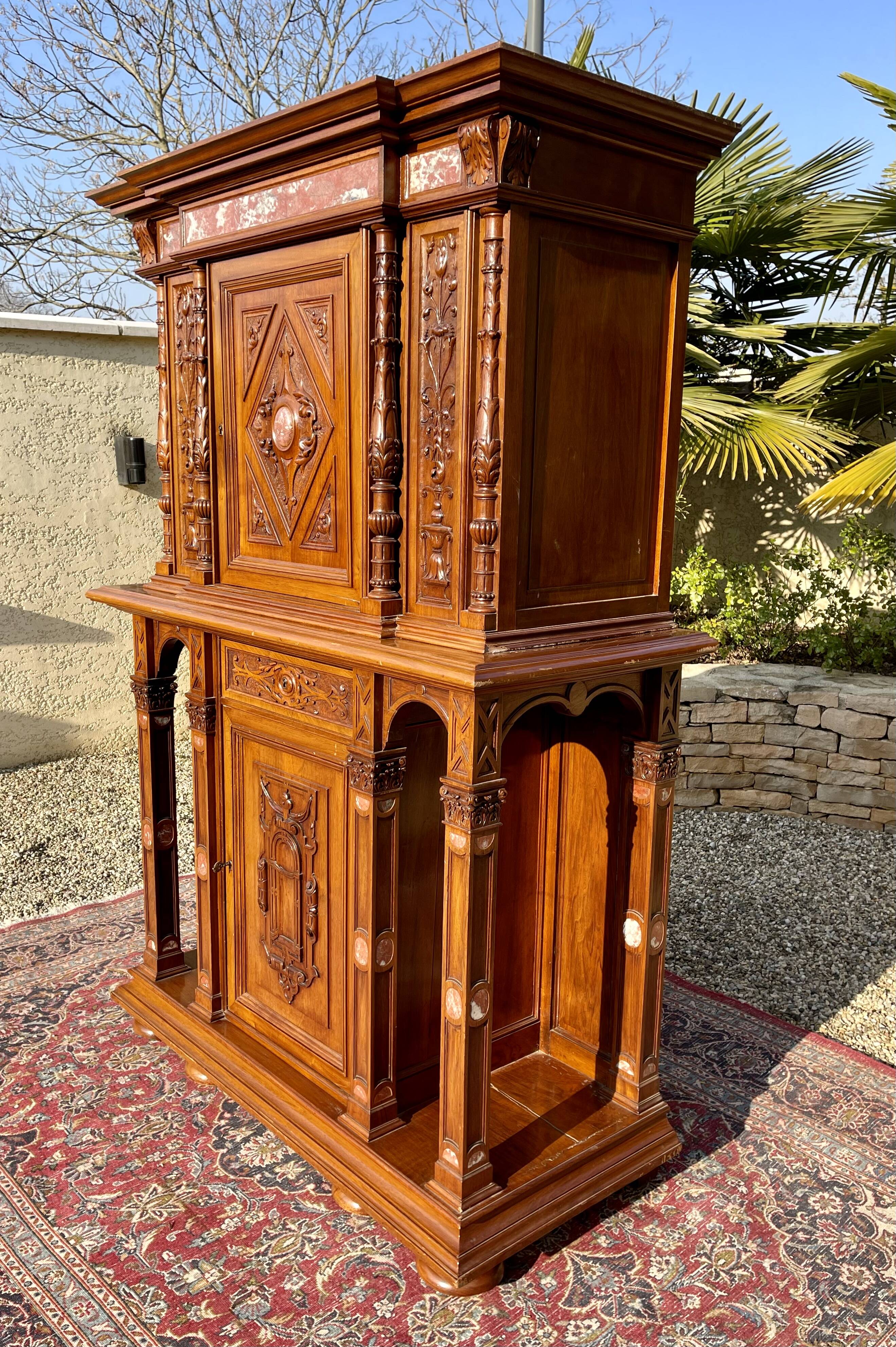 Cabinet en noyer avec incrustations de marbre style renaissance