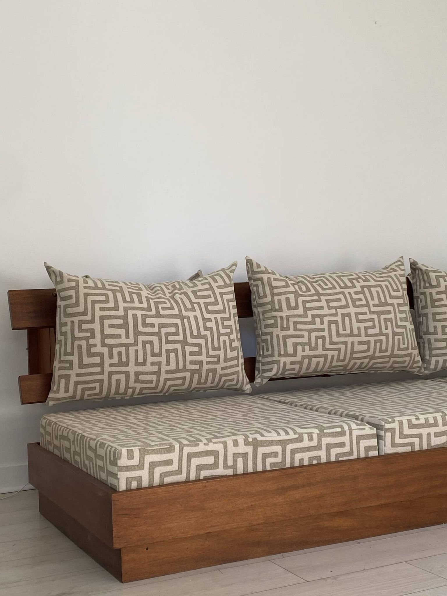 Banquette murale brutaliste