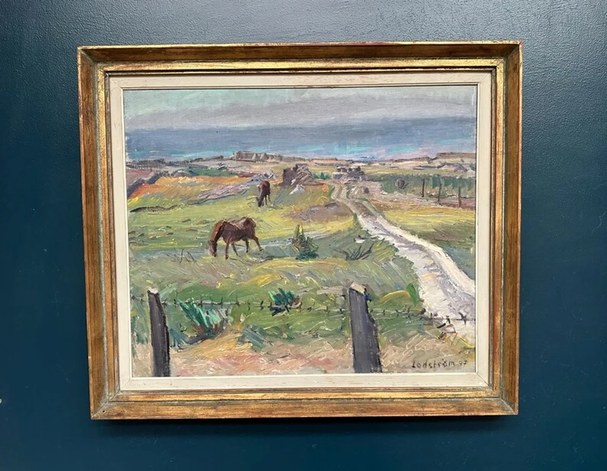 Original Swedish Oil on Canvas – "Coastal Scene with Horses" by Georg Lodström – Signed – 1947 – Framed – 77 × 66 cm