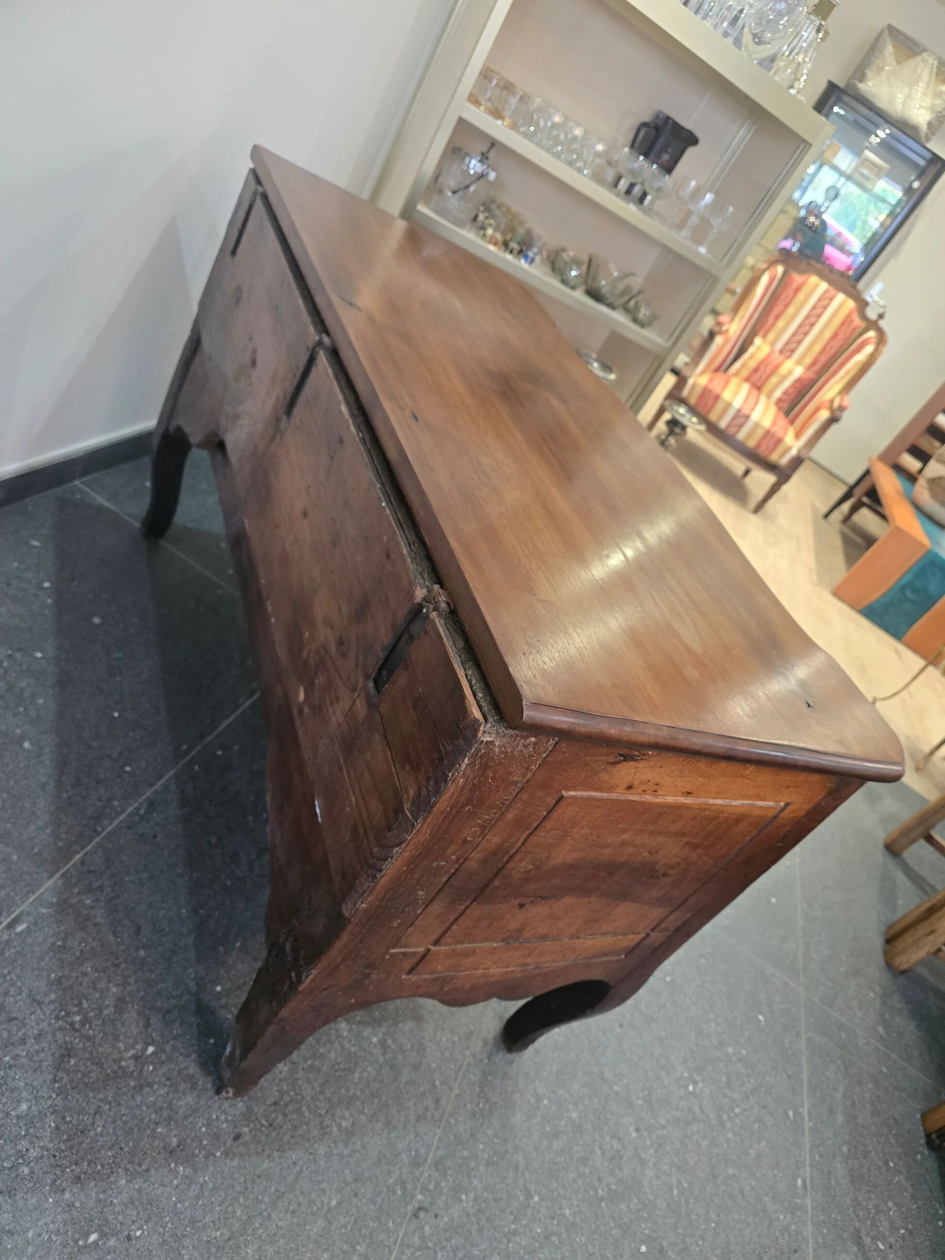 Regional walnut commode, Louis XV style – late 18th / early 19th century