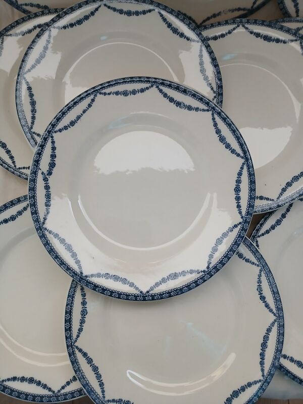 12 assiettes plates anciennes en Terre de fer