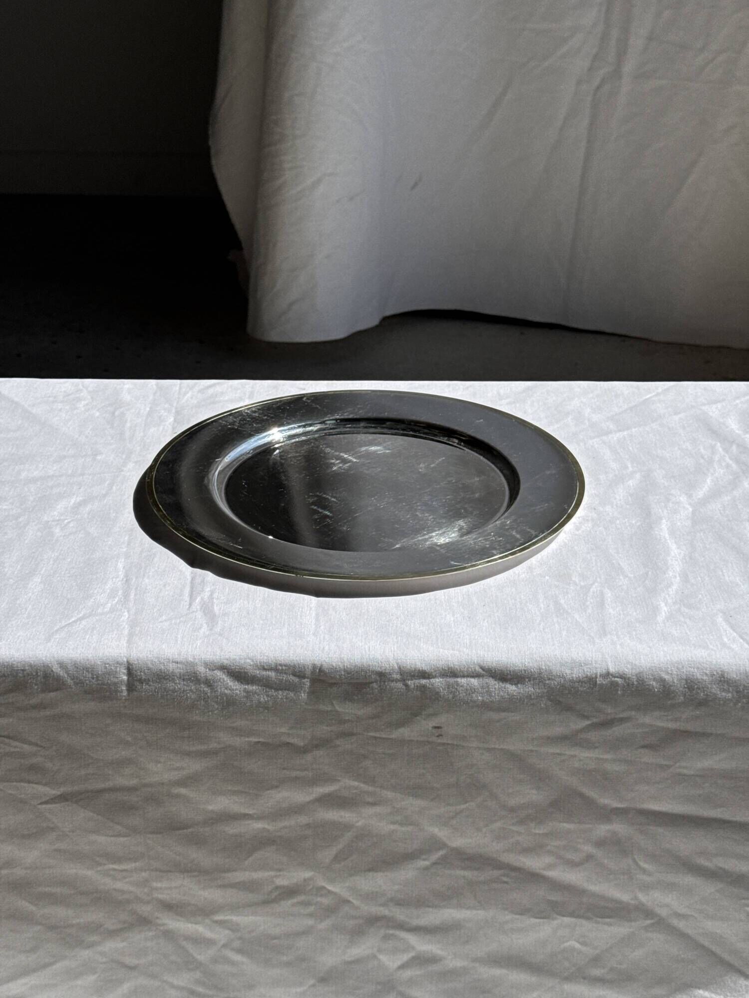 Round silver-plated tray with a wide gold border D30 H2