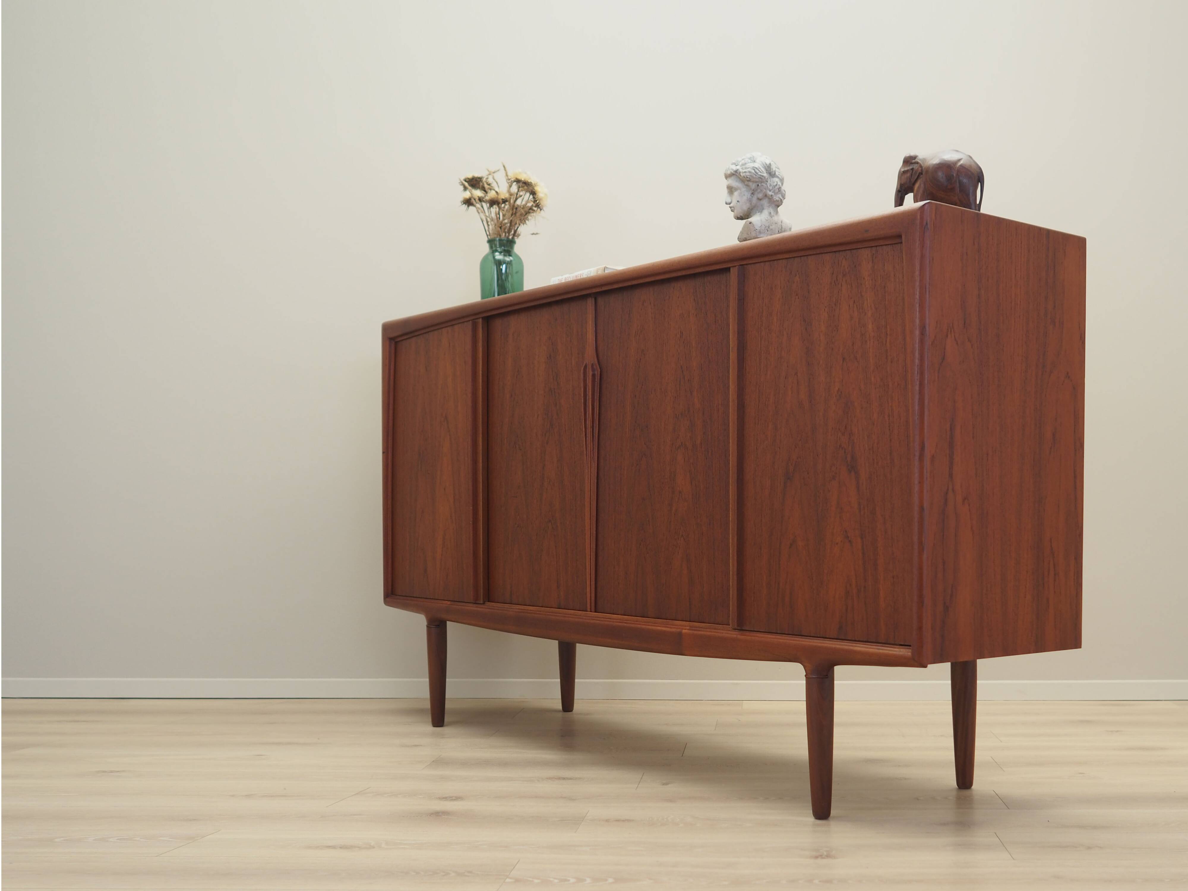 Buffet haut en teck, design danois, années 1960, production : Omann Jun