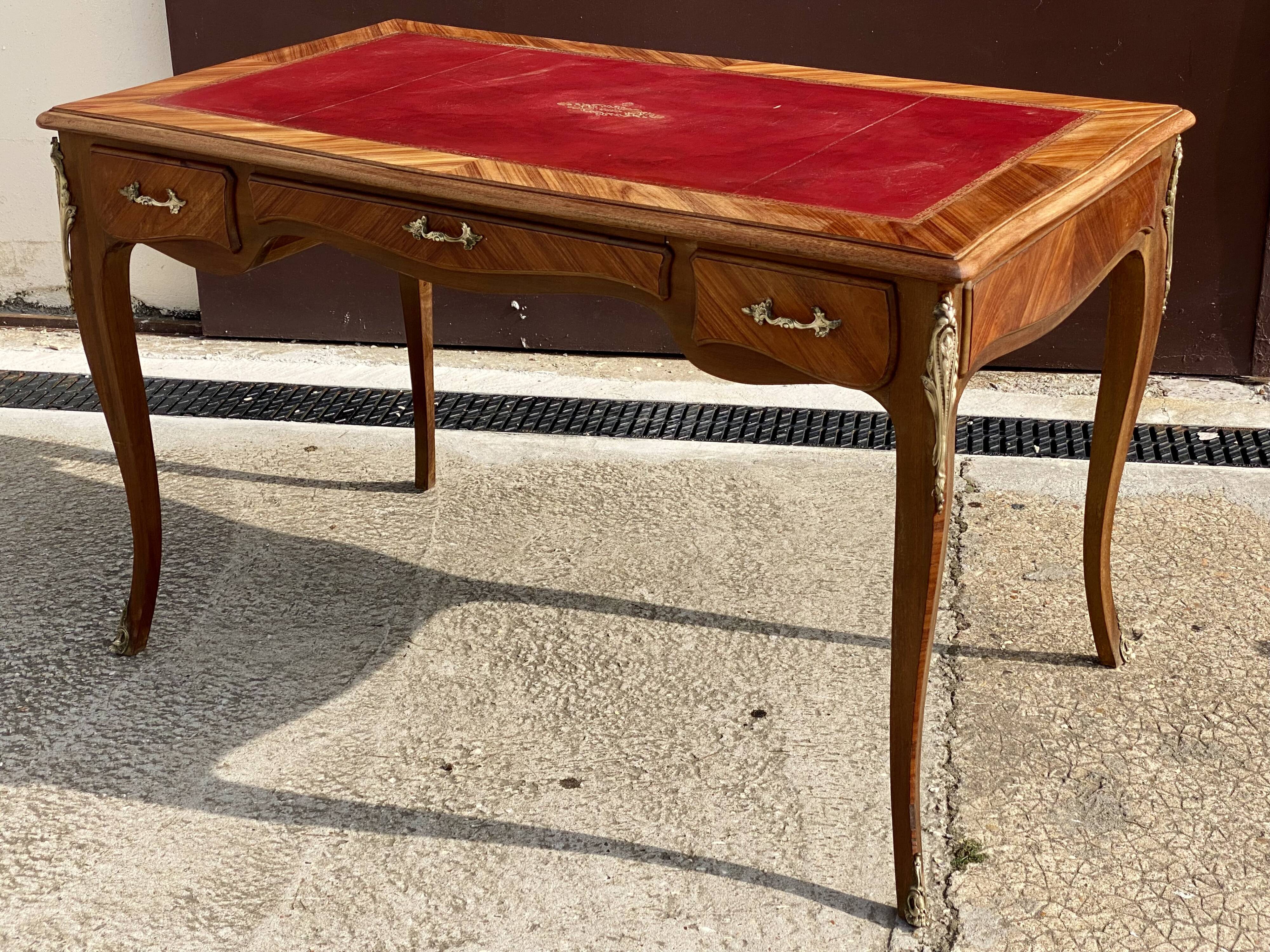 Bureau en marqueterie  bois de rose style Louis XV