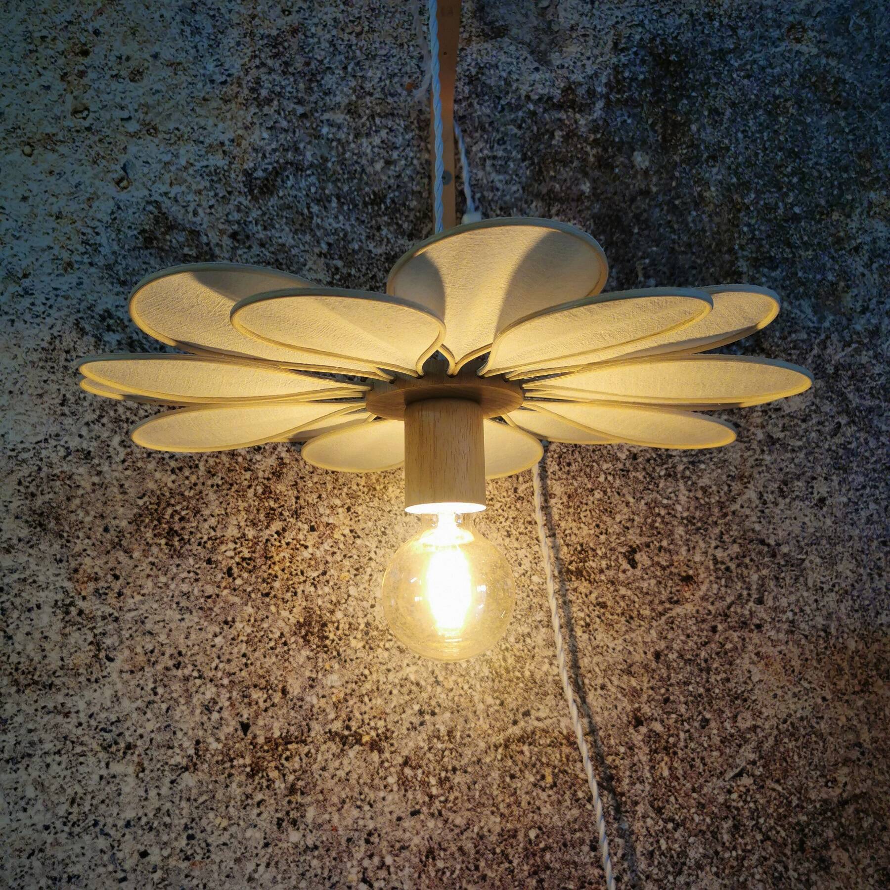 16-petal flower lamp in rattan and white linen