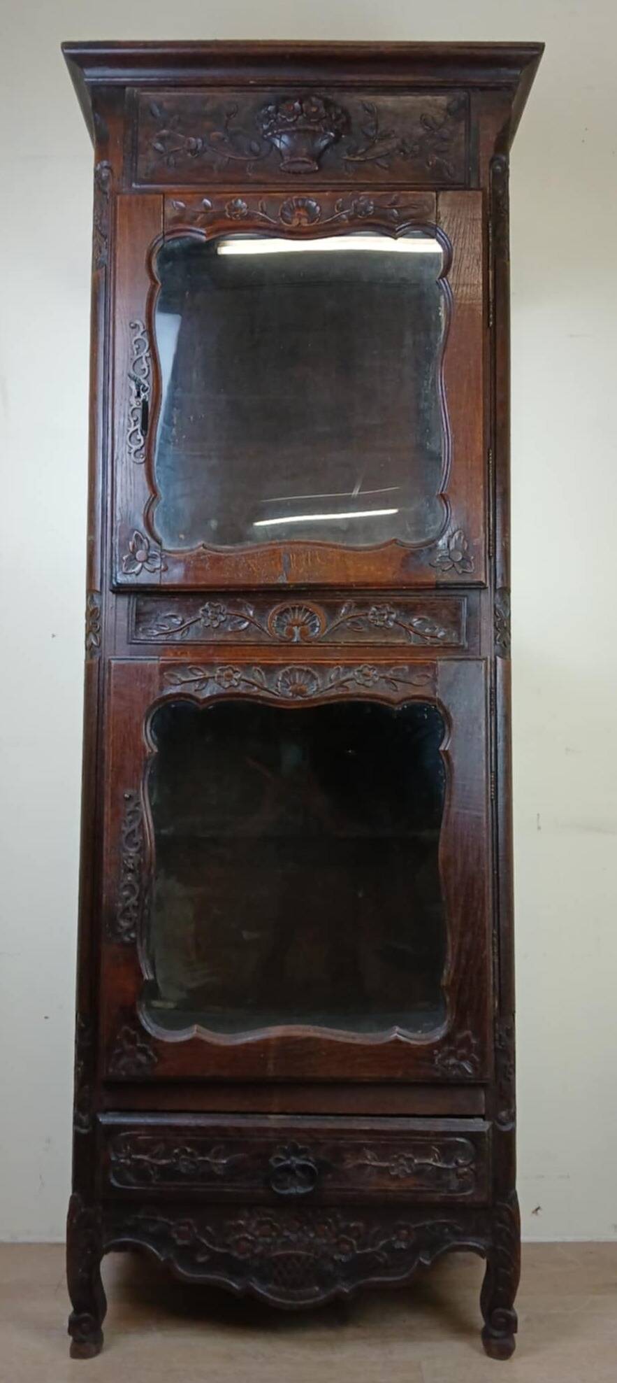 vitrine Louis XV Provençale en chêne vers 1850-1880  façade