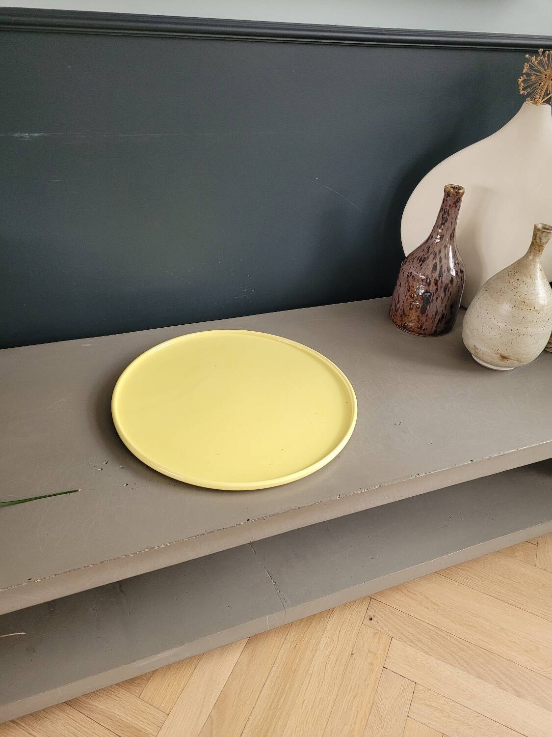 Grand plat en porcelaine jaune estampillé fg val d'or