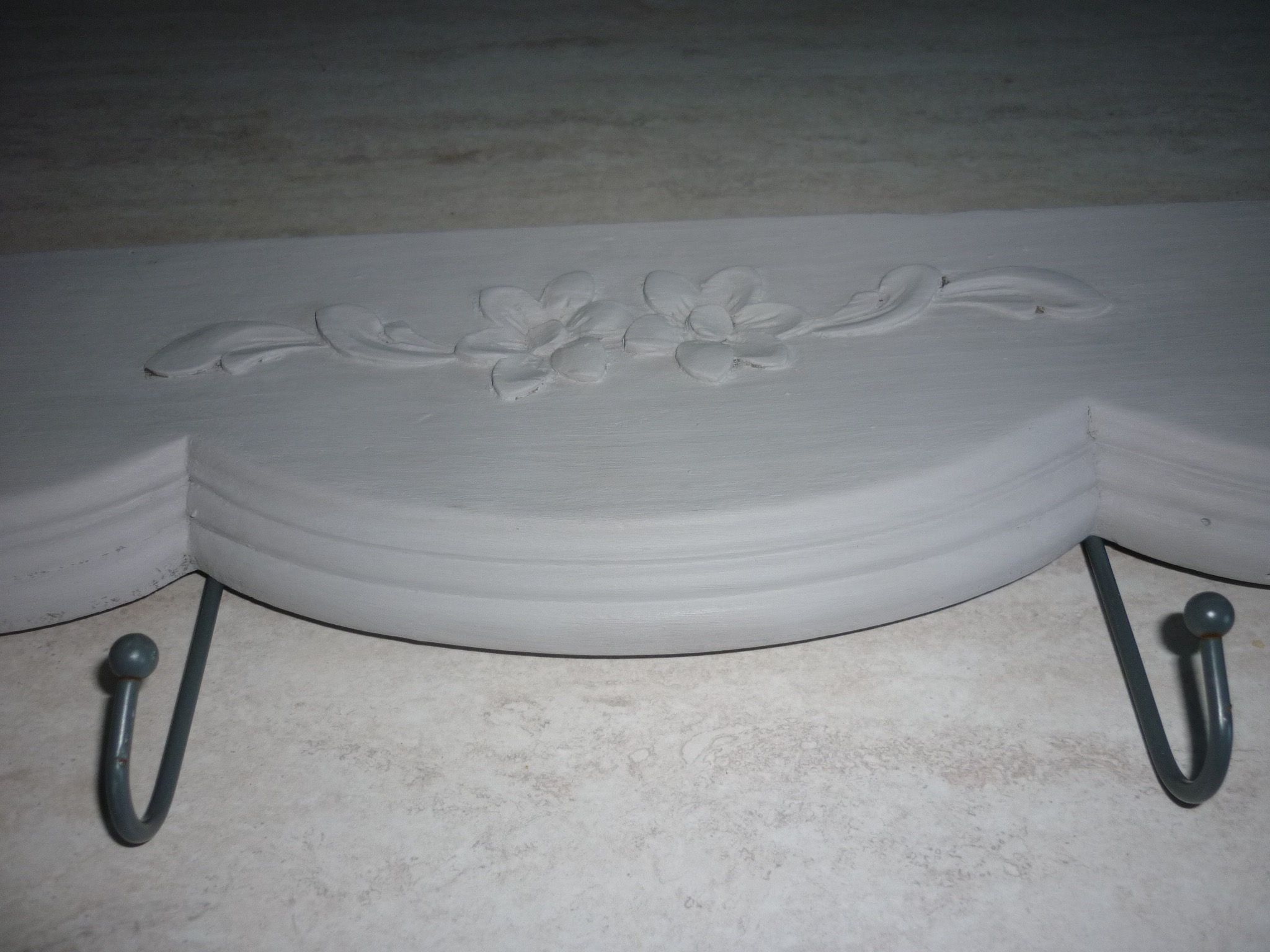 Porte manteaux en bois 4 patères fleurs gris