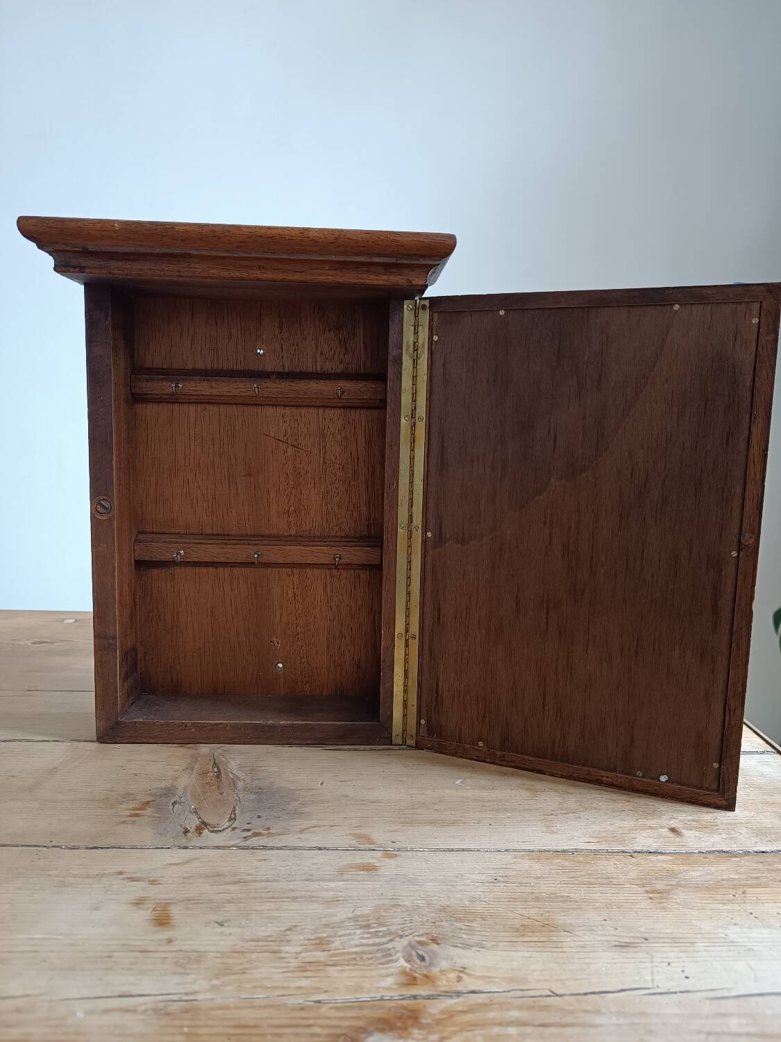 Key holder in wood and brass flower illustration