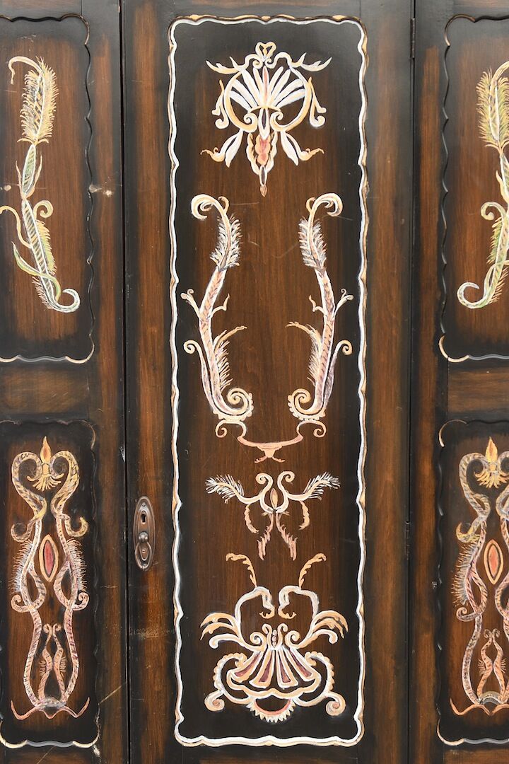 Painted bonnetière