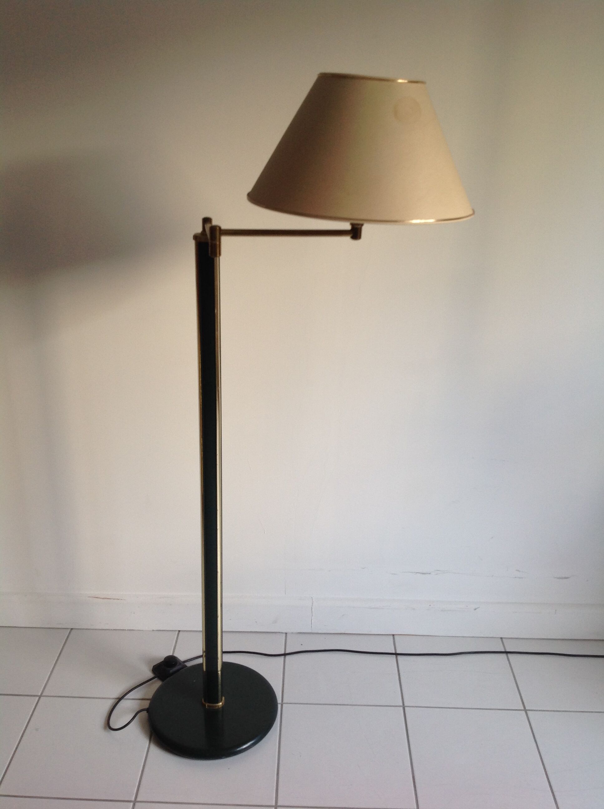 Floor lamp with articulated arm