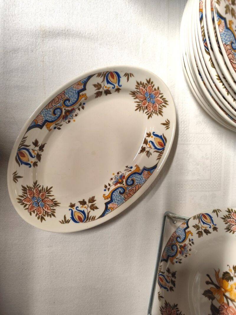 Gien. Bordeaux bouquet. 43-piece service