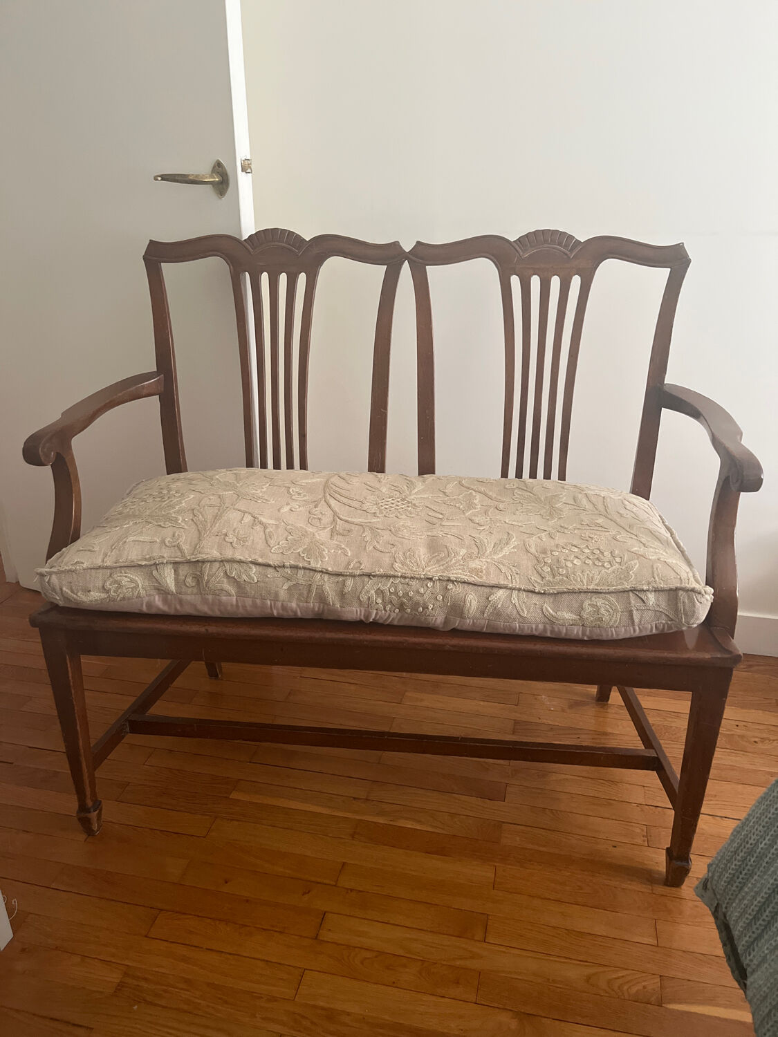 Mahogany banquette canapé in Hepplewhite style