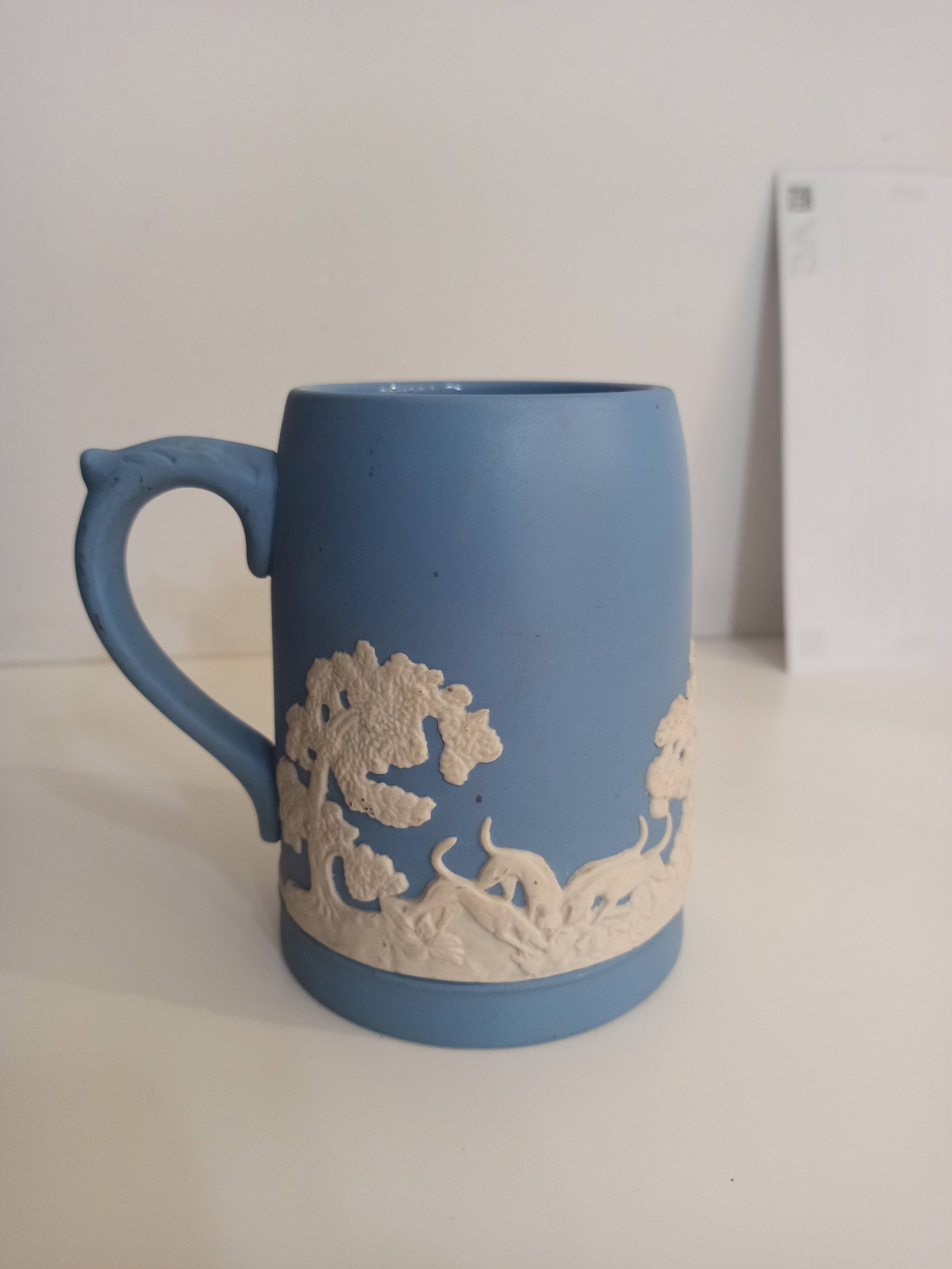 Chope, mug en jaspe. wedgwood, fabrication anglaise. scènes de chasse en relief