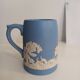 Chope, mug en jaspe. wedgwood, fabrication anglaise. scènes de chasse en relief