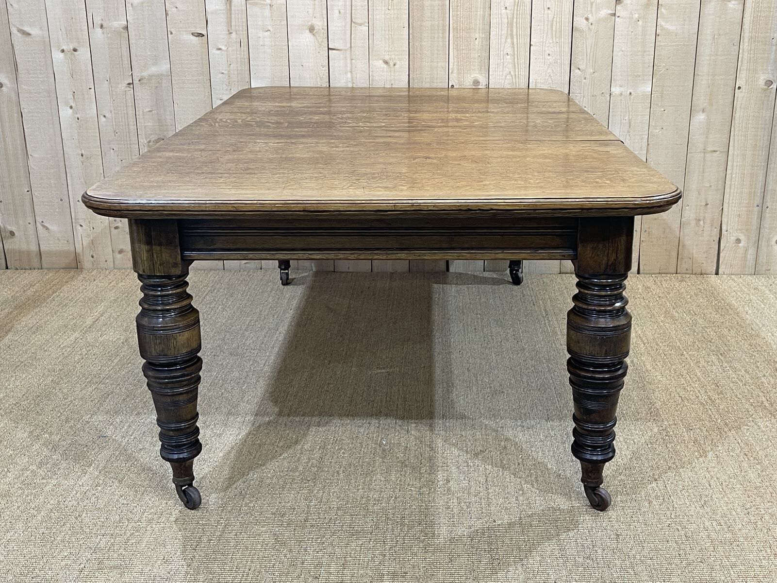 English nineteenth oak table with 1 crank extension