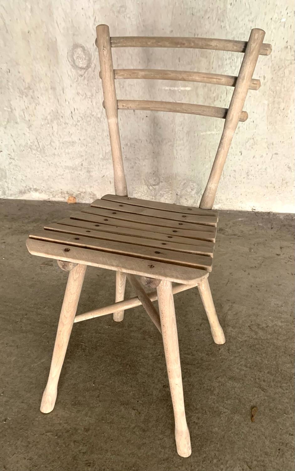 Chaise brutaliste en bois