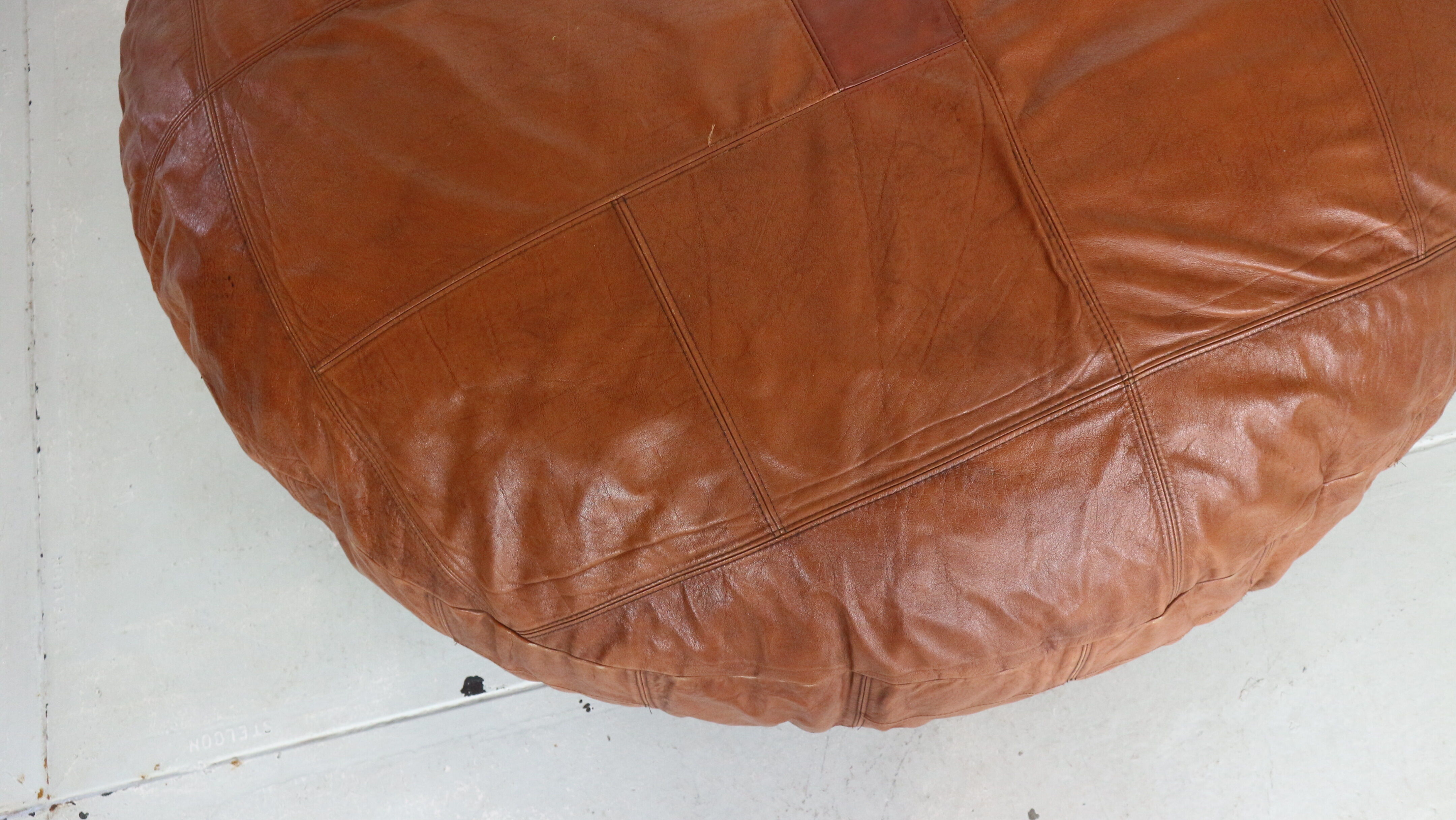 Pouf en cuir de couleur cognac 1960
