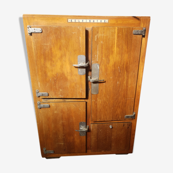 Old refrigerated cabinet