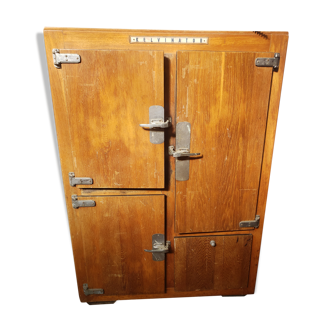 Old refrigerated cabinet