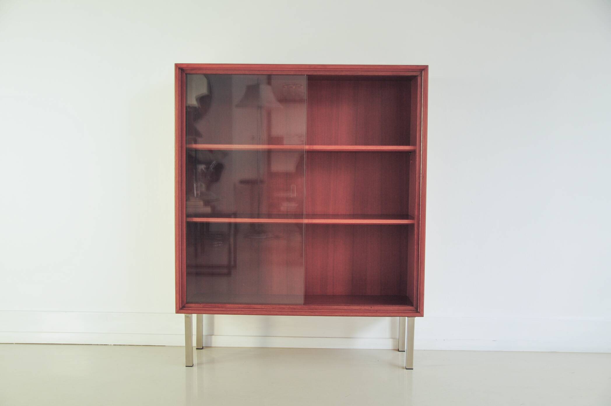 vitrine Formule Meubelen pieds chromés