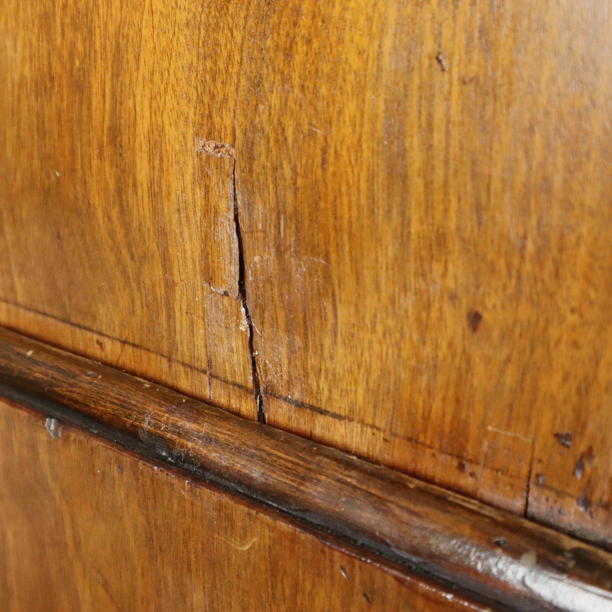 Antique mahogany commode, George III style, 19th century.