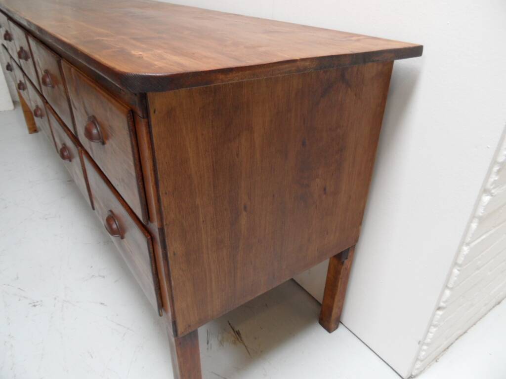 Vitrine vintage avec tiroirs