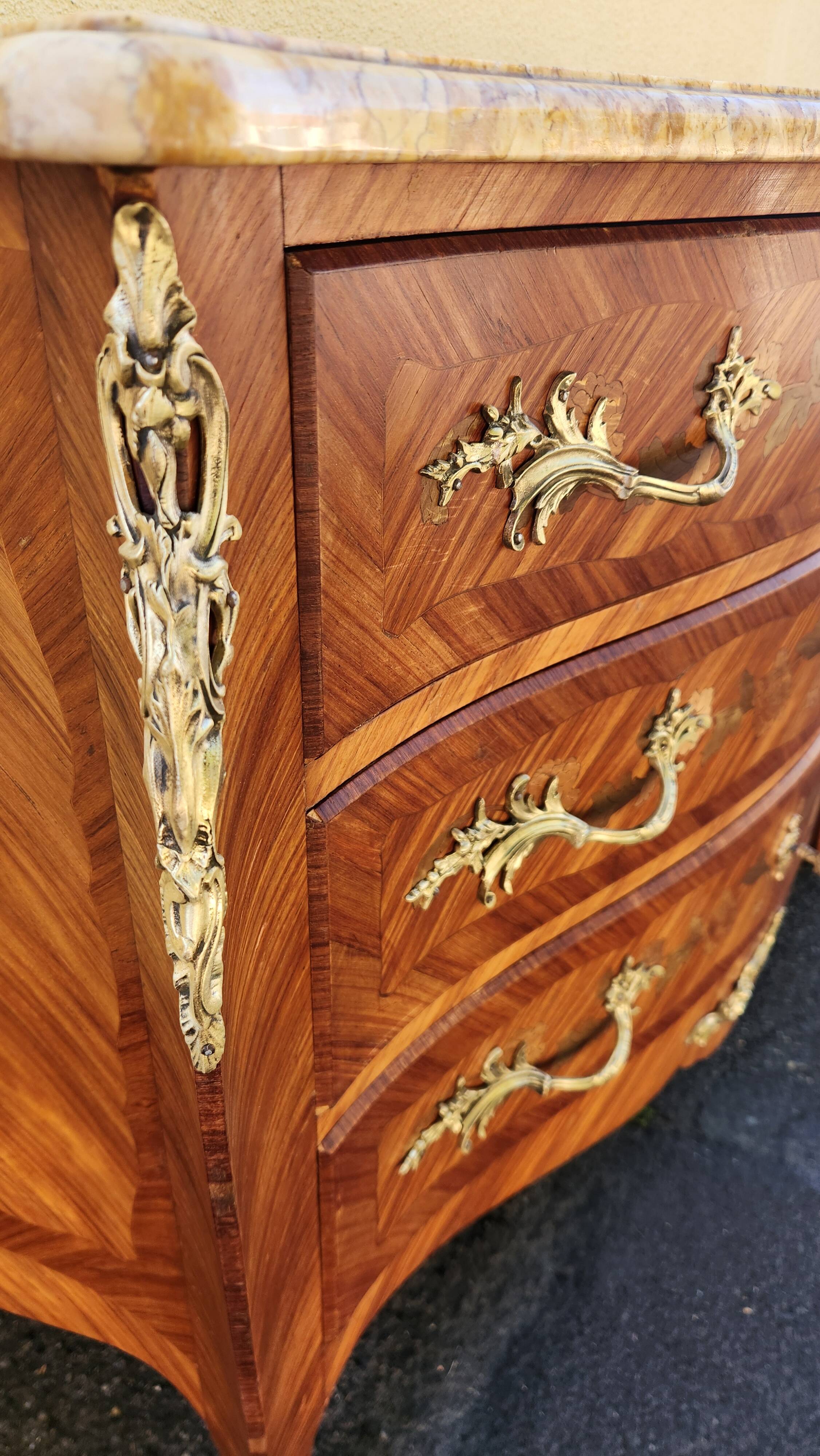 Superbe commode de style Louis XV galbée en marqueterie