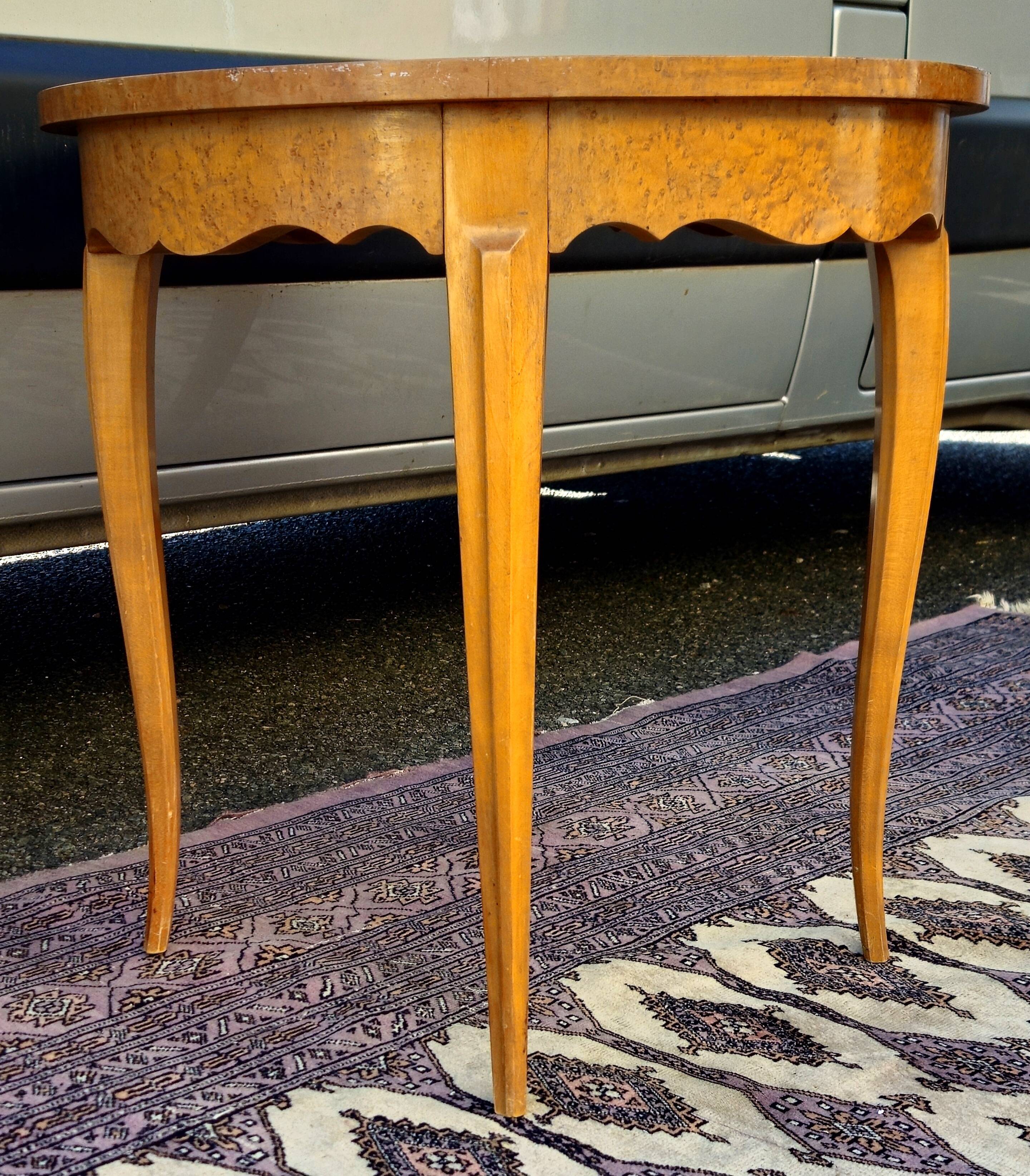 Art Deco gueridon in light burl – Louis XV inspiration