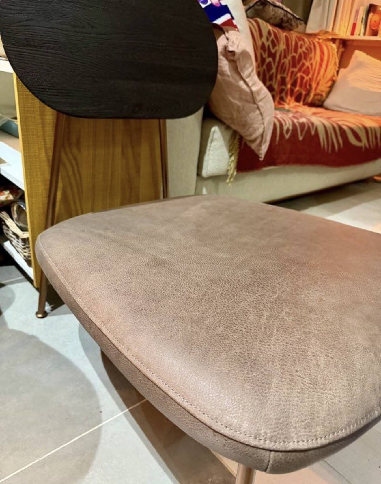 Low armchair Tikammon in solid oak