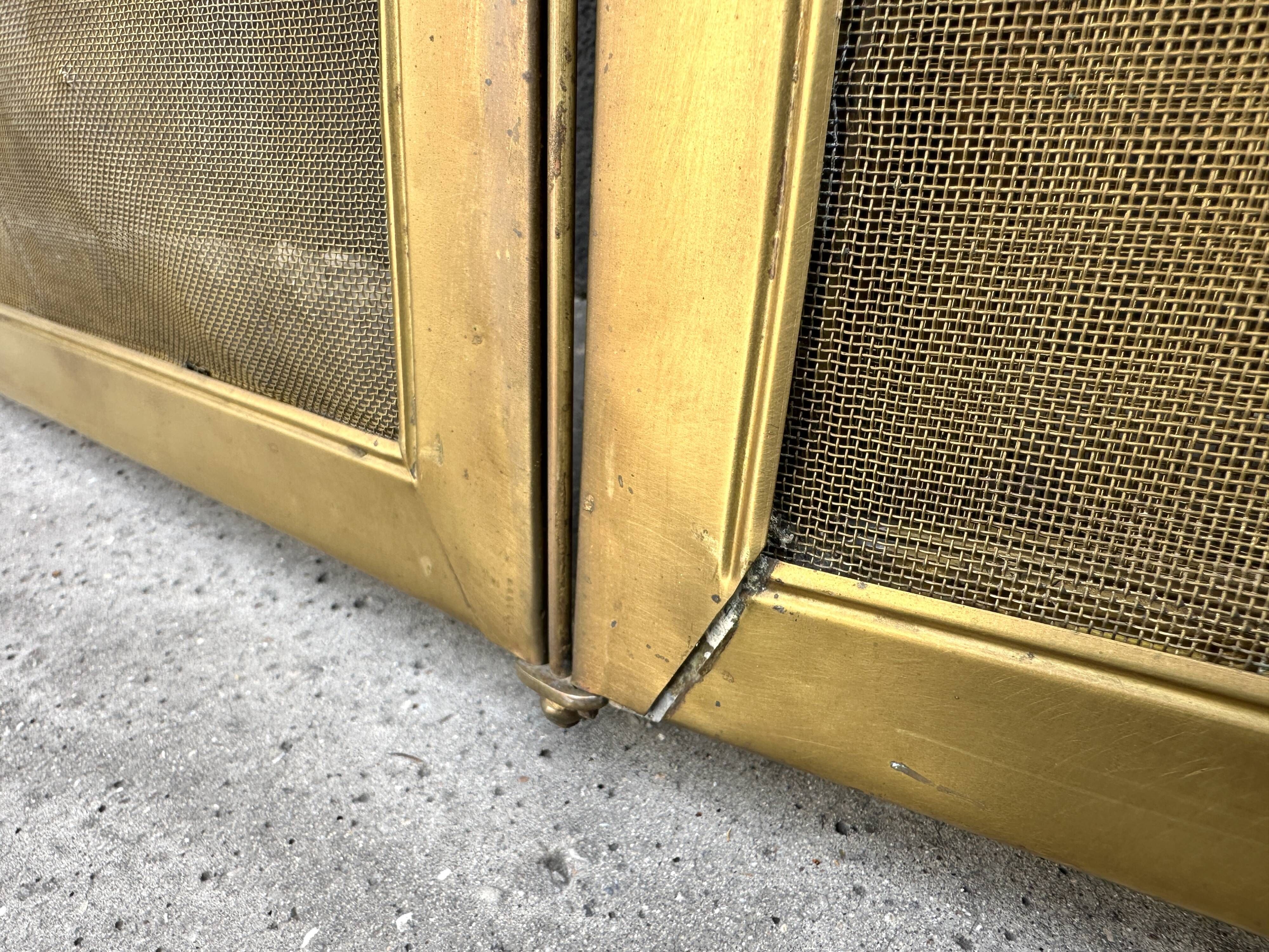Antique brass fireplace screen from the 19th century by Bouhon Frères.