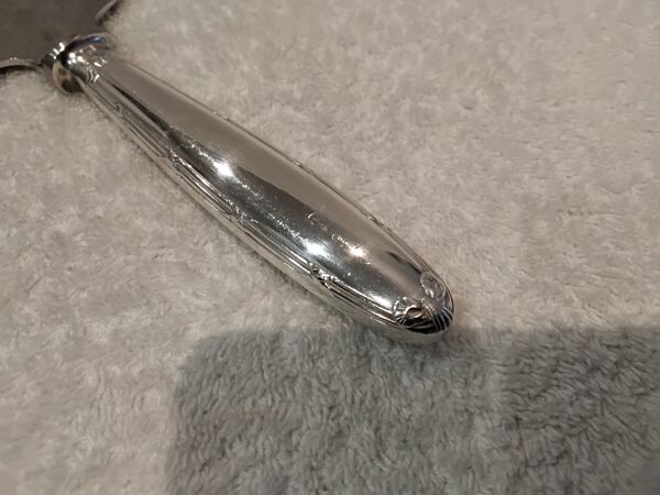 Pelle à tarte coupante en métal argenté orfèvre Christofle rubans style Louis XVI