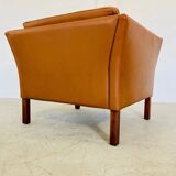 Fauteuil lounge scandinave vintage en cuir cognac, style milieu du siècle