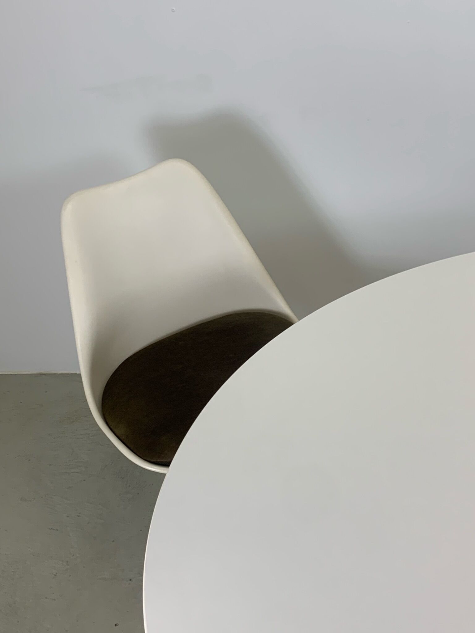 Eero Saarinen Tulip Dining Set with Swifel Chairs for Knoll International 1960s