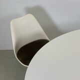 Eero Saarinen Tulip Dining Set with Swifel Chairs for Knoll International 1960s