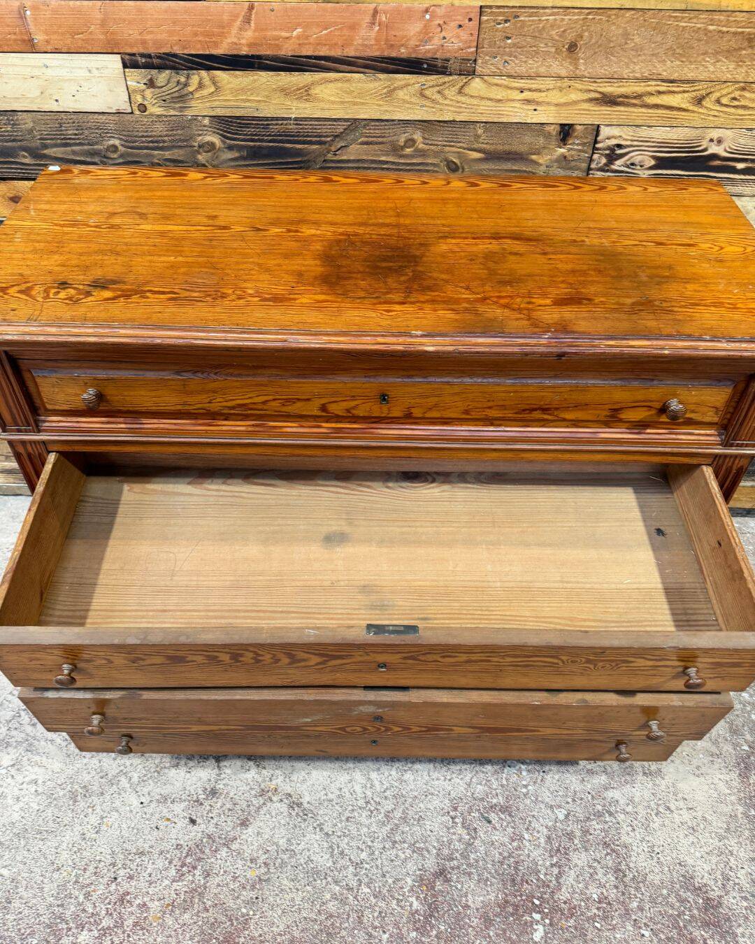 Commode en pitchpin massif
