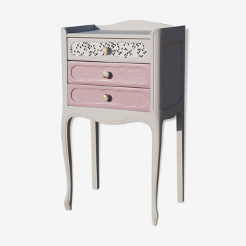 Bedside table renovated with gray and pink tons