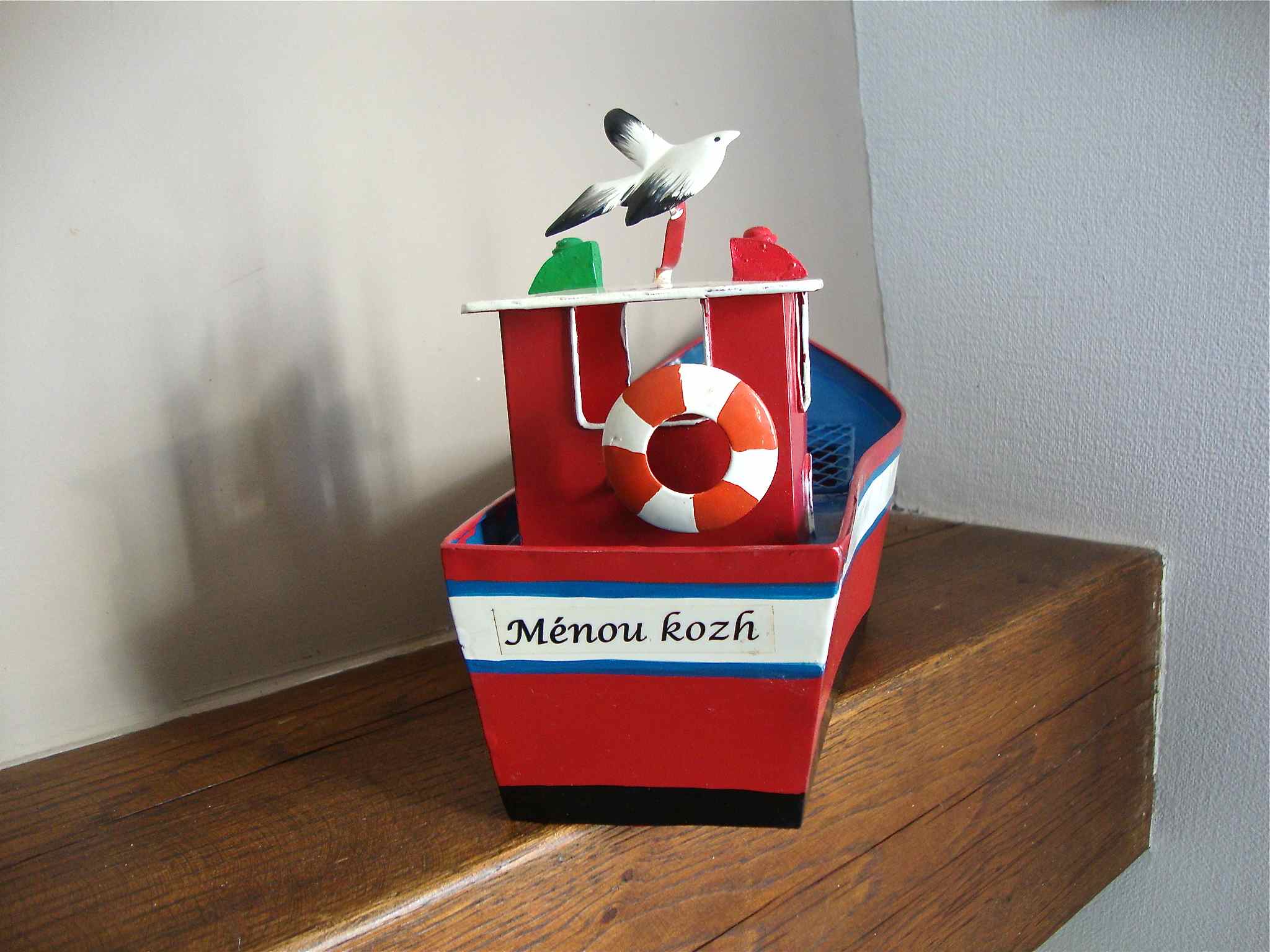 Bâteau de pêche breton en tôle peinte