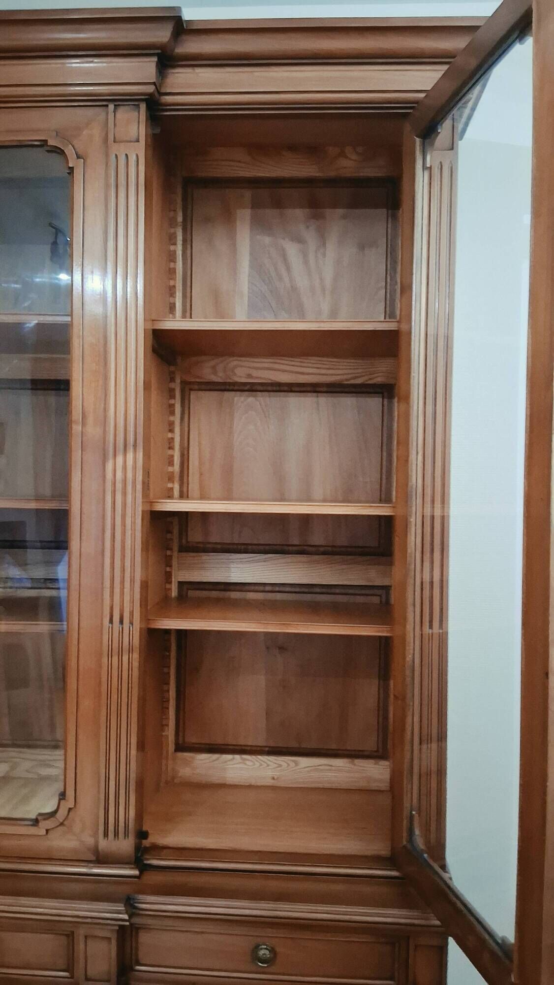 Bibliothèque vitrée en merisier