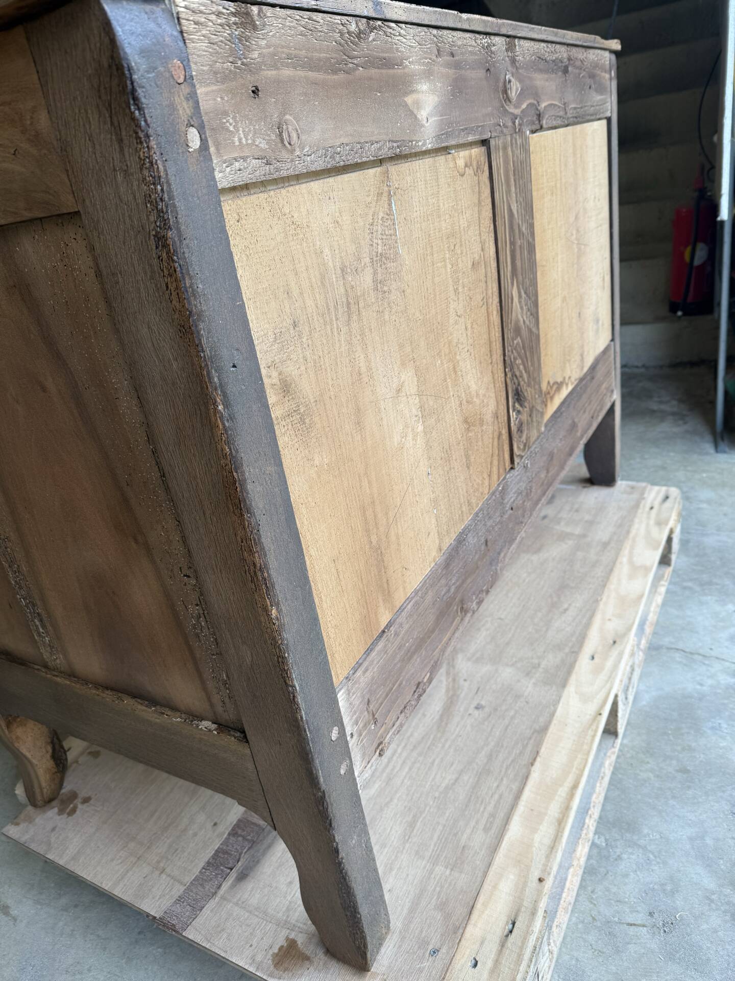 Pantaloon Chest