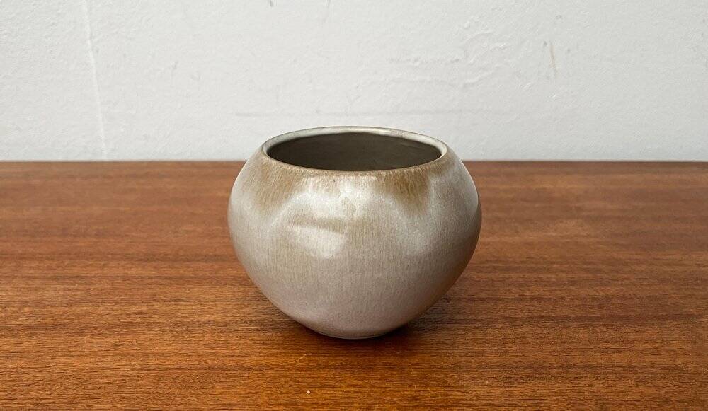 Mid-century German minimalist studio pottery vase by Hildegard and Peter Delius for Hamelner Kunsttöpferei, 1960s.